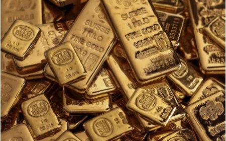 Gold Market Shifts: Prices Dip as Tariff Clarity Sparks Cautious Optimism and Economic Concerns